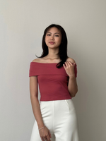 Load image into Gallery viewer, Kadaka Alina Top | Top Off Shoulder Ribbed Knit | Atasan Sabrina Wanita | Daily Ease Collection T-0535
