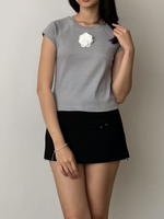 Load image into Gallery viewer, Kadaka Thea Top | Capsleeve Baby Tee with Detachable Flower Pin | Tshirt Kaos Wanita Bunga | Daily Ease Collection T-0539
