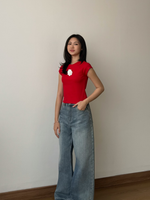 Load image into Gallery viewer, Kadaka Thea Top | Capsleeve Baby Tee with Detachable Flower Pin | Tshirt Kaos Wanita Bunga | Daily Ease Collection T-0539
