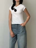 Load image into Gallery viewer, Kadaka Thea Top | Capsleeve Baby Tee with Detachable Flower Pin | Tshirt Kaos Wanita Bunga | Daily Ease Collection T-0539
