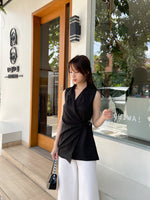 Muat gambar ke penampil Galeri, Kadaka T-0480 Sleeveless Blouse Kerah Tidur Detail Drapery
