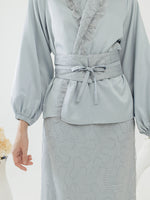 Muat gambar ke penampil Galeri, Kadaka O-0193 Outer Wanita Satin Ruffle Chantilly Lace with Obi Belt
