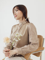 Muat gambar ke penampil Galeri, Kadaka T-0503 Satin Blouse Ruffle Detail Chantilly Lace Atasan Wanita Tangan Panjang
