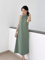 Muat gambar ke penampil Galeri, Kadaka D-0216 Long Halter Neck Party Dress
