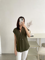 Muat gambar ke penampil Galeri, Kadaka T-0289 Top V Neck Blouse Wanita Detail Kancing
